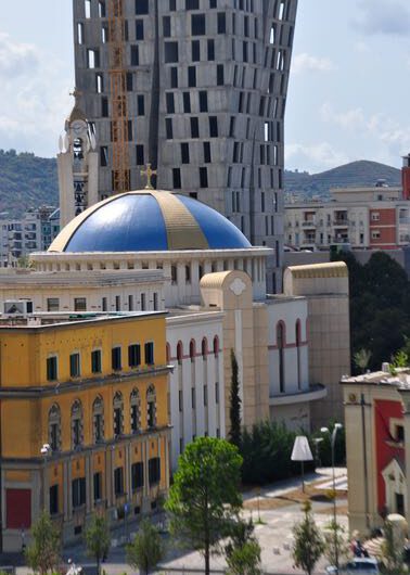 Tirana, die große Stadt im fremden, fremden Land