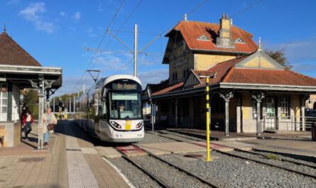 De Kusttram bei De Haan an der belgischen Nordseeküste