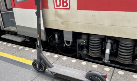 E-Roller am Bahnsteig