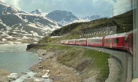 Bernina-Express oberhalb des Lago Bianco