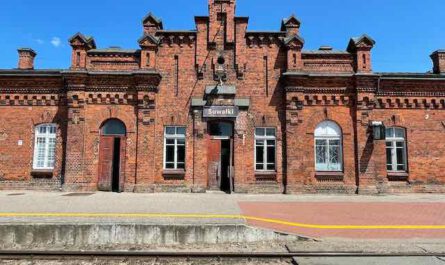 Bahnhofsgebäude Suwalki aus rotem Backstein