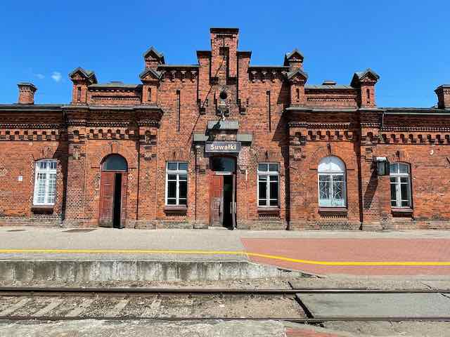 Bahnhofsgebäude Suwalki aus rotem Backstein