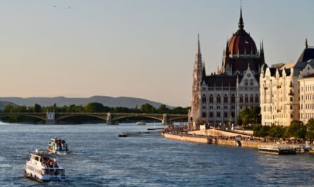 Budapest - Blick von der Burg über die Donau zum Parlament