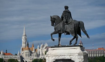 Budapest - Blick vom Parlament auf die andere Donauseite zum Burgberg