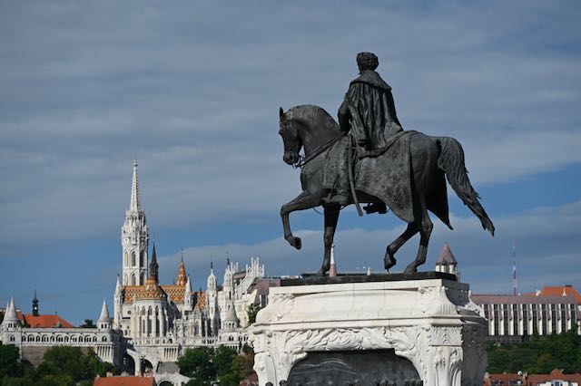 Budapest - Blick vom Parlament auf die andere Donauseite zum Burgberg