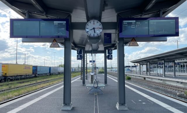 Bahnsteig eines Kleinstadtbahnhofes irgendwo in der Provinz